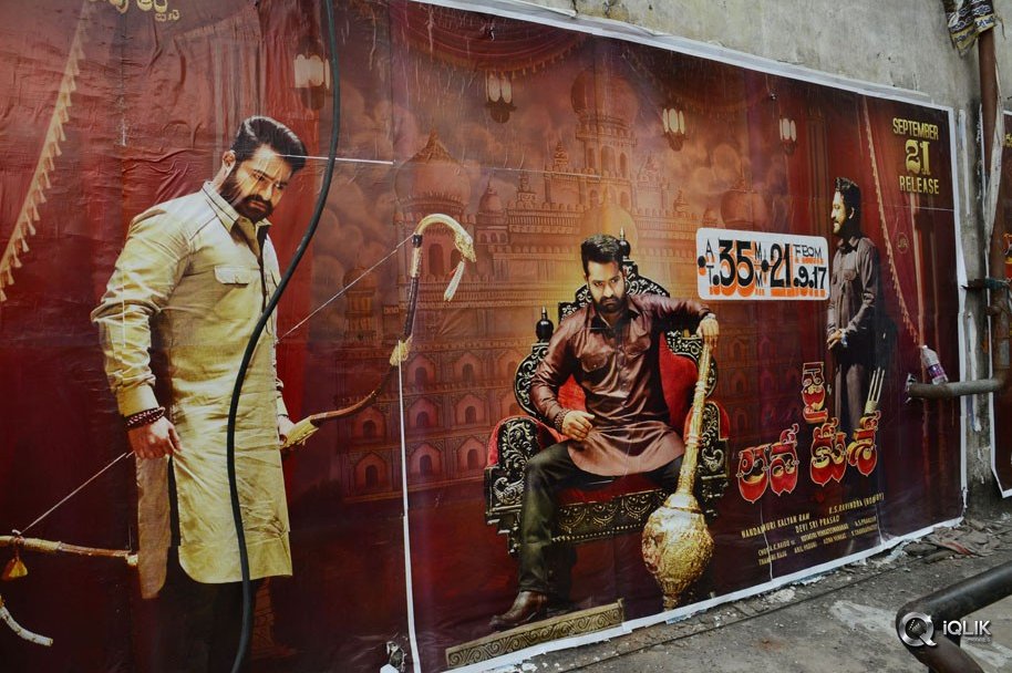 Jai-Lava-Kusa-Movie-Hungama-at-RTC-X-Roads